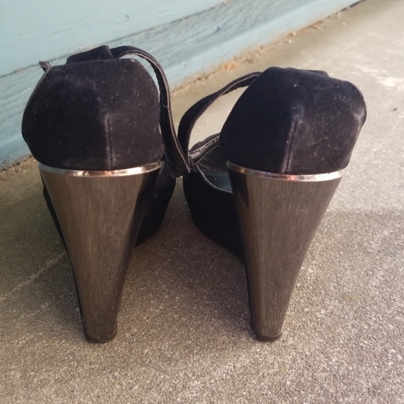 Shoes - Picture 2 of 8